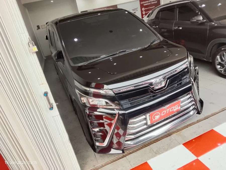 Foto Mobil Bekas Kanan Depan Toyota Voxy 2.0 tahun 2020