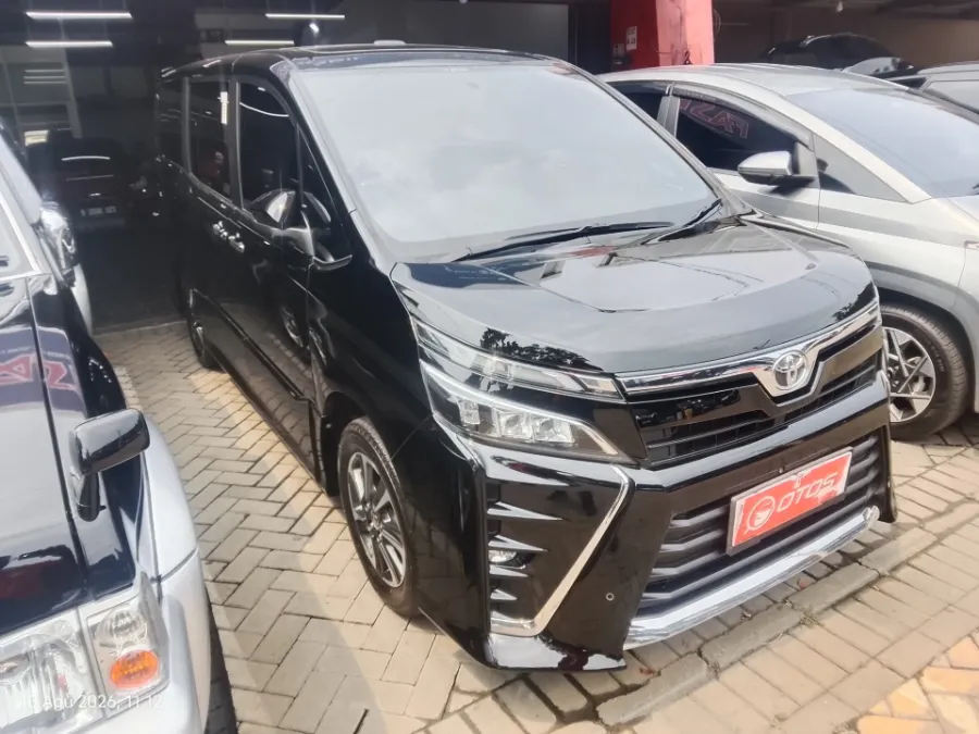 Foto Mobil Bekas Kanan Depan Toyota Voxy 2.0 tahun 2020