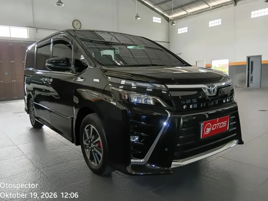 Foto Mobil Bekas Kanan Depan Toyota Voxy 2.0 tahun 2020