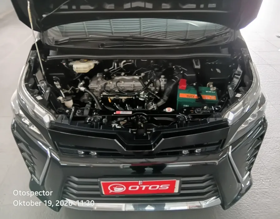 Foto Mobil Bekas Mesin Toyota Voxy 2.0 tahun 2020