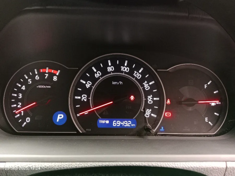 Foto Mobil Bekas Odometer Toyota Voxy 2.0 tahun 2020