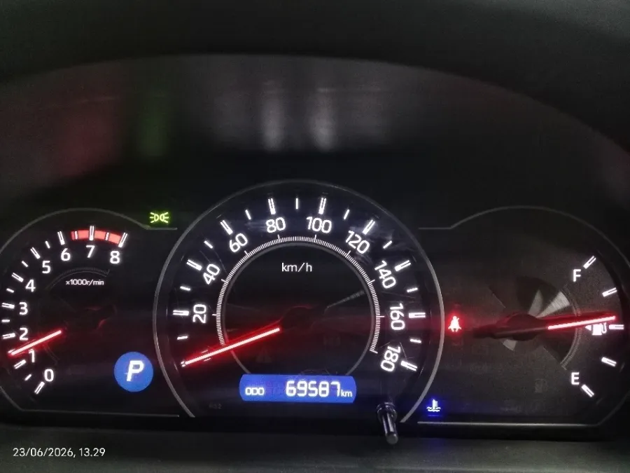 Foto Mobil Bekas Odometer Toyota Voxy 2.0 tahun 2020