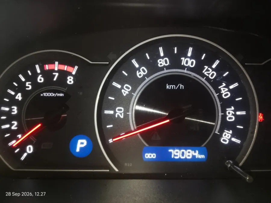 Foto Mobil Bekas Odometer Toyota Voxy 2.0 tahun 2020