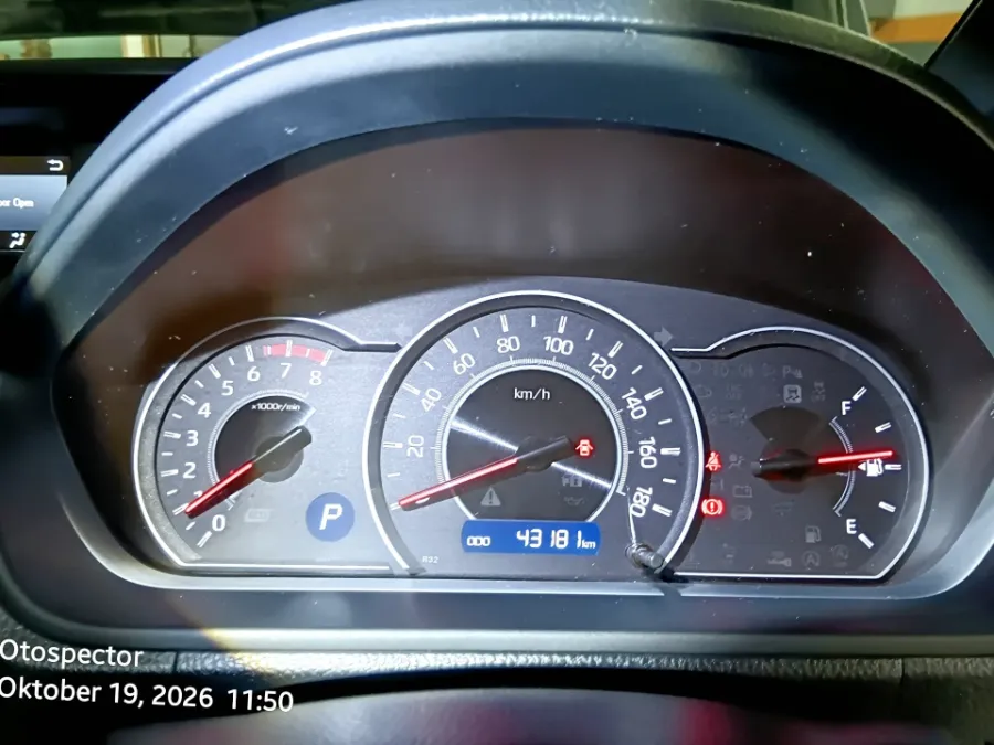 Foto Mobil Bekas Odometer Toyota Voxy 2.0 tahun 2020