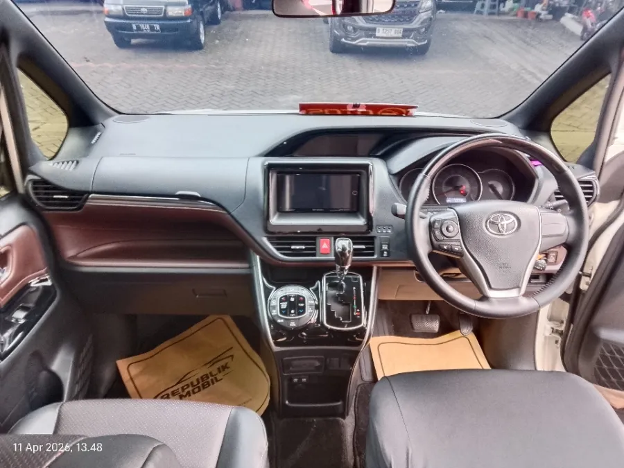 Foto Mobil Bekas Dashboard Toyota Voxy 2.0 tahun 2021