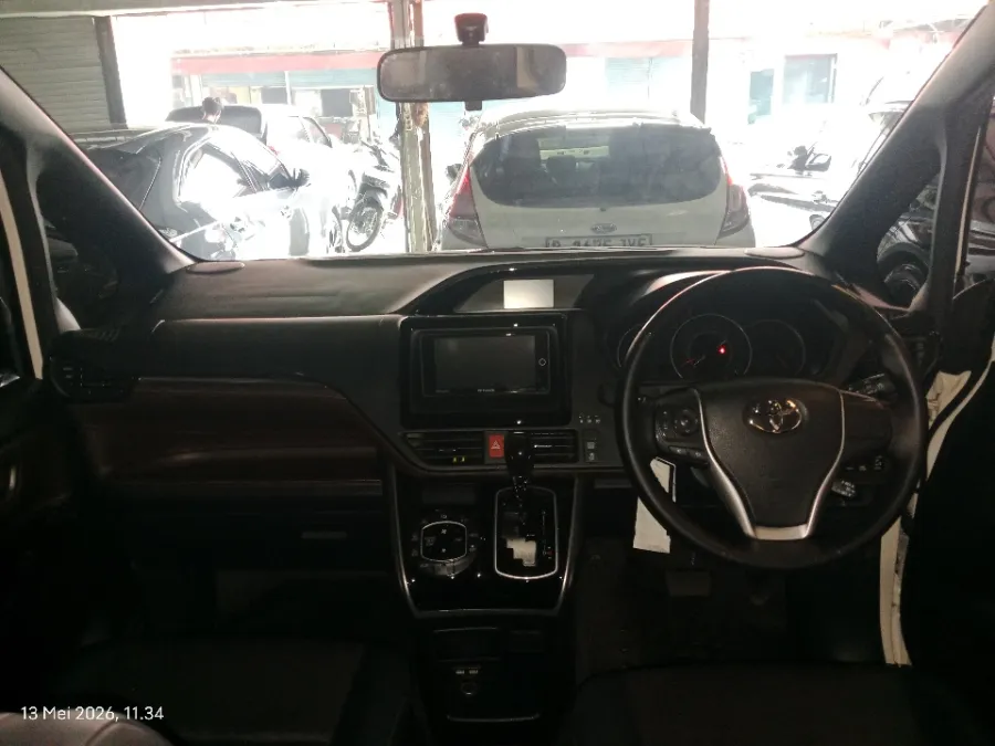 Foto Mobil Bekas Dashboard Toyota Voxy 2.0 tahun 2021