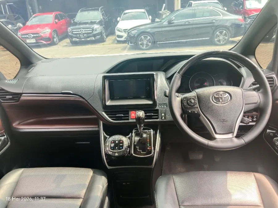 Foto Mobil Bekas Dashboard Toyota Voxy 2.0 tahun 2021