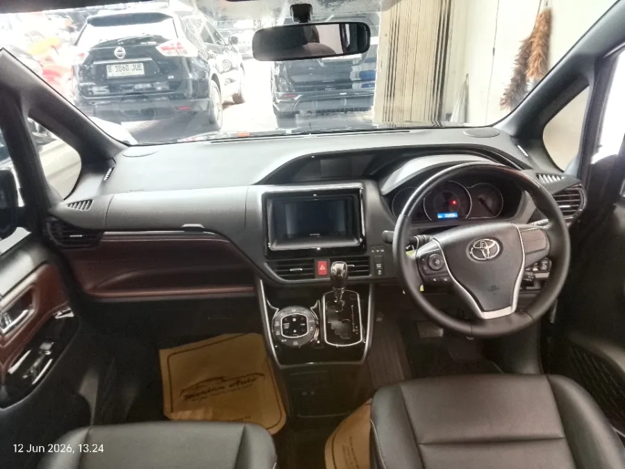 Foto Mobil Bekas Dashboard Toyota Voxy 2.0 tahun 2021