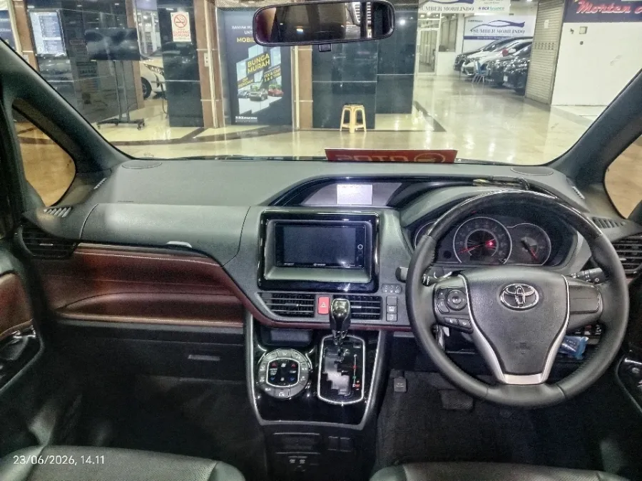 Foto Mobil Bekas Dashboard Toyota Voxy 2.0 tahun 2021