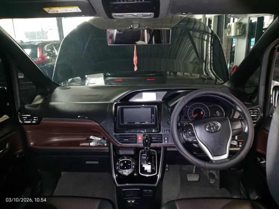 Foto Mobil Bekas Dashboard Toyota Voxy 2.0 tahun 2021