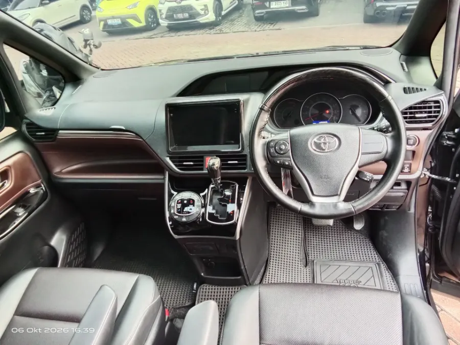 Foto Mobil Bekas Dashboard Toyota Voxy 2.0 tahun 2021