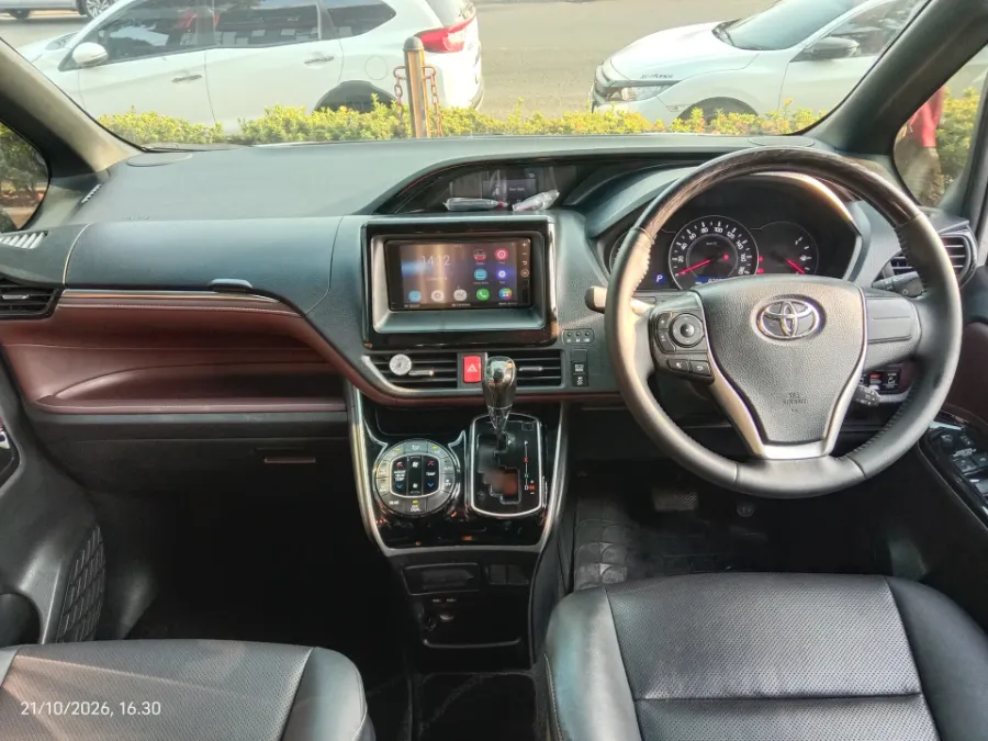 Foto Mobil Bekas Dashboard Toyota Voxy 2.0 tahun 2021