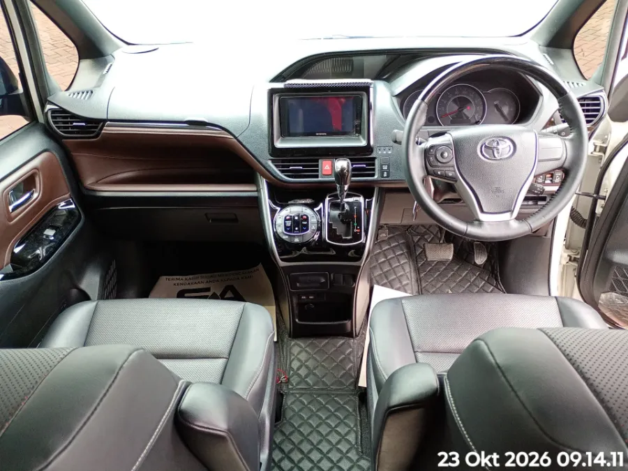 Foto Mobil Bekas Dashboard Toyota Voxy 2.0 tahun 2021