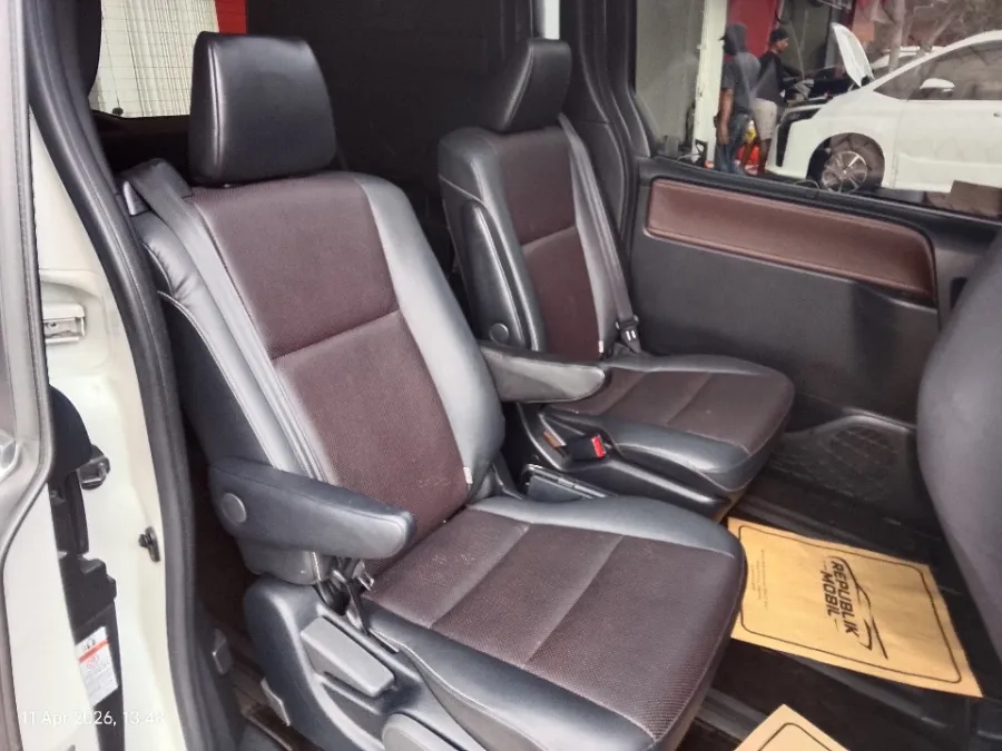 Foto Mobil Bekas Kabin Belakang Toyota Voxy 2.0 tahun 2021