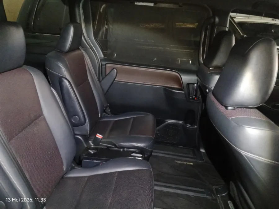Foto Mobil Bekas Kabin Belakang Toyota Voxy 2.0 tahun 2021