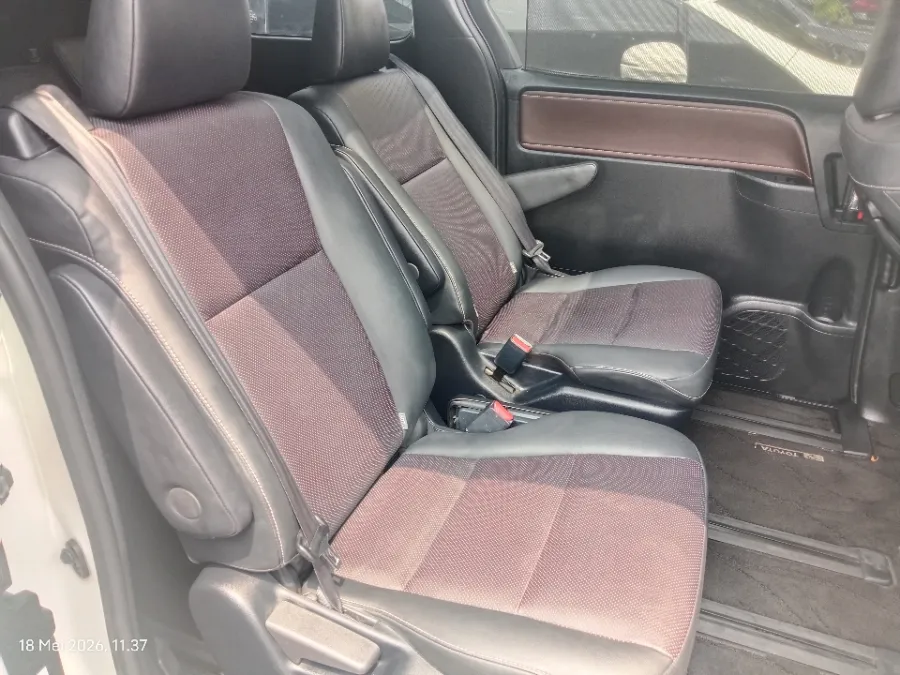 Foto Mobil Bekas Kabin Belakang Toyota Voxy 2.0 tahun 2021