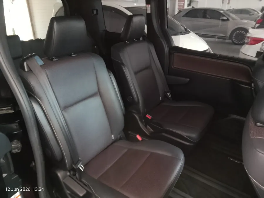 Foto Mobil Bekas Kabin Belakang Toyota Voxy 2.0 tahun 2021