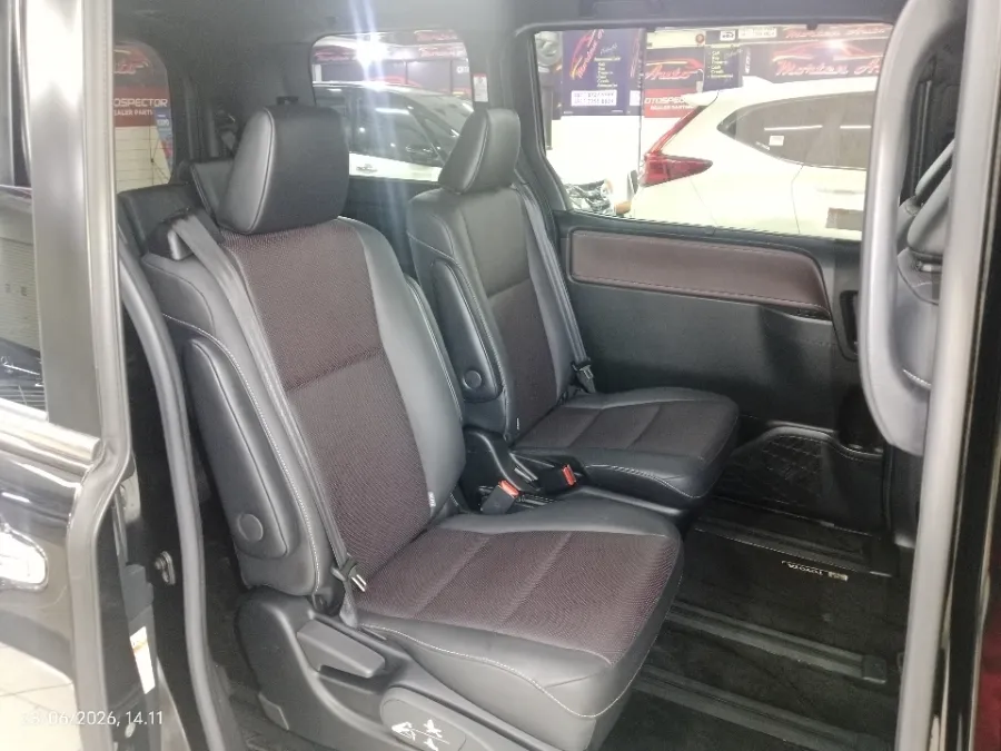 Foto Mobil Bekas Kabin Belakang Toyota Voxy 2.0 tahun 2021