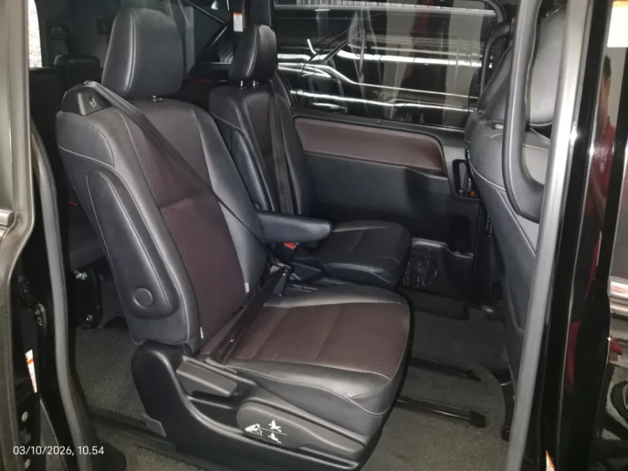 Foto Mobil Bekas Kabin Belakang Toyota Voxy 2.0 tahun 2021