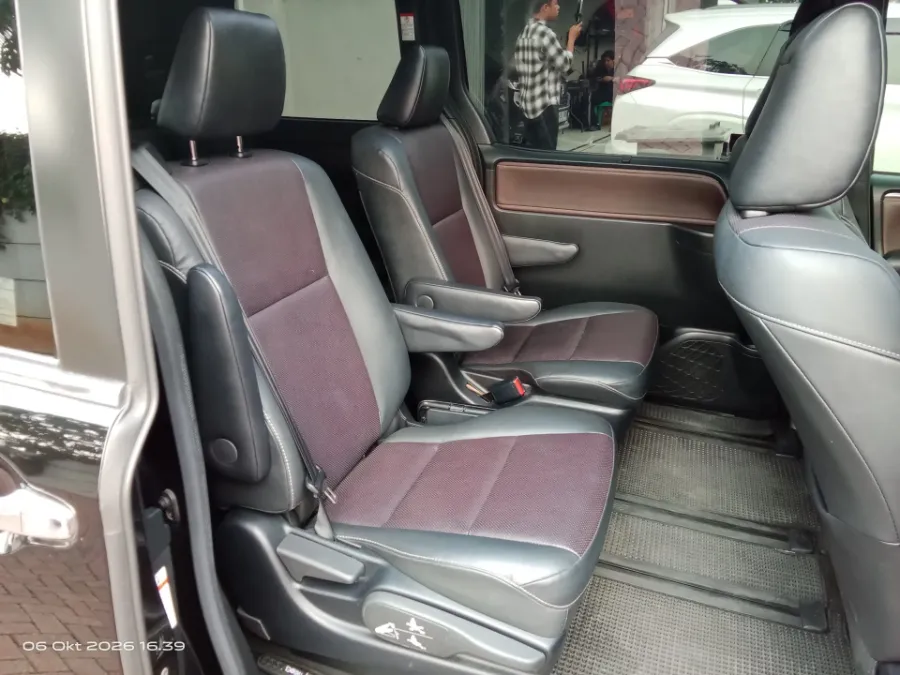 Foto Mobil Bekas Kabin Belakang Toyota Voxy 2.0 tahun 2021