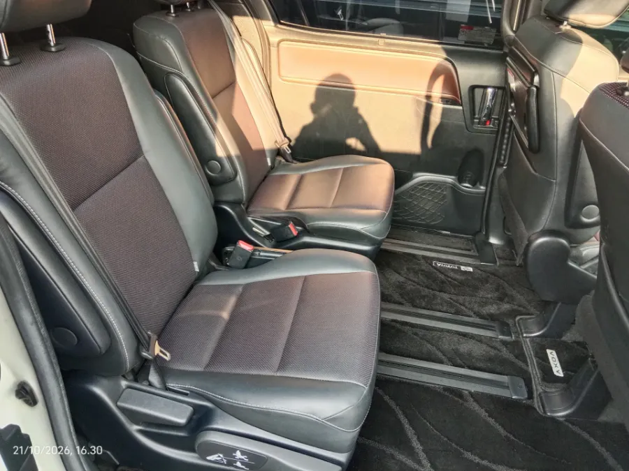 Foto Mobil Bekas Kabin Belakang Toyota Voxy 2.0 tahun 2021