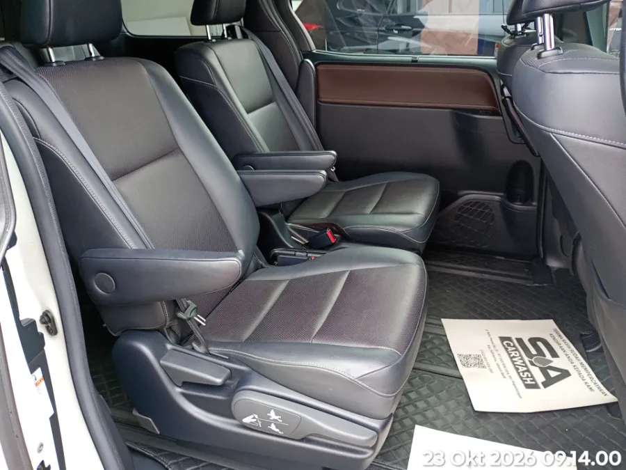 Foto Mobil Bekas Kabin Belakang Toyota Voxy 2.0 tahun 2021