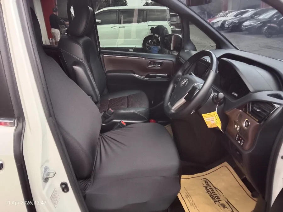 Foto Mobil Bekas Kabin Depan Toyota Voxy 2.0 tahun 2021