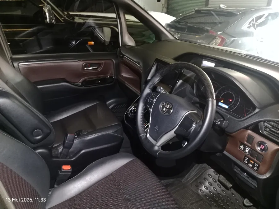 Foto Mobil Bekas Kabin Depan Toyota Voxy 2.0 tahun 2021