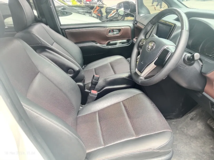 Foto Mobil Bekas Kabin Depan Toyota Voxy 2.0 tahun 2021
