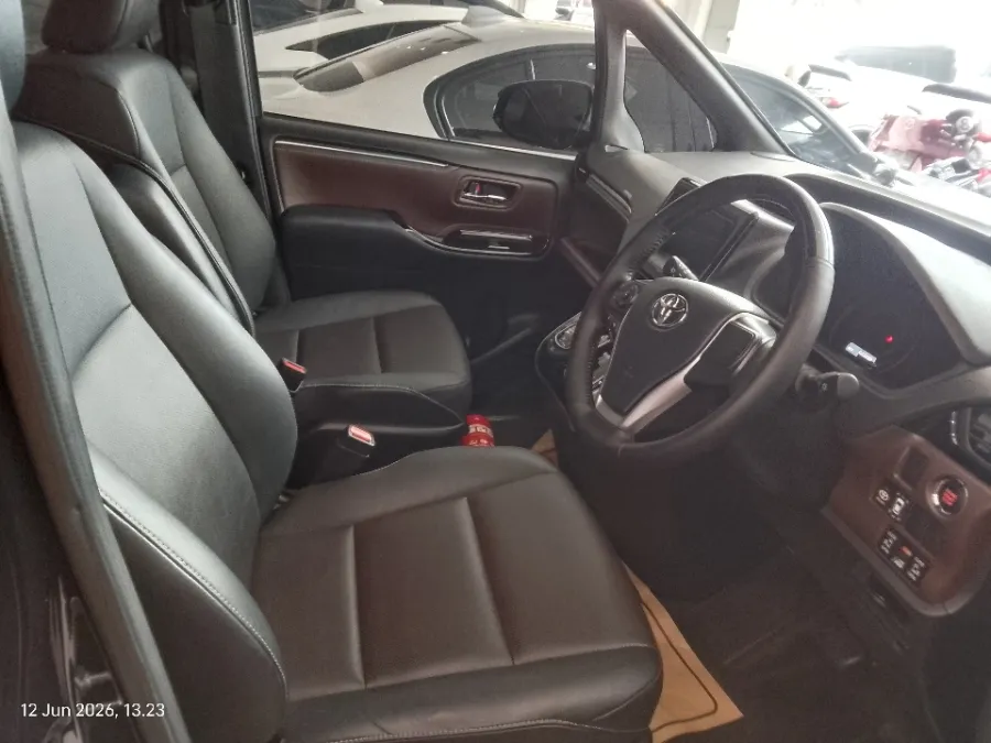 Foto Mobil Bekas Kabin Depan Toyota Voxy 2.0 tahun 2021