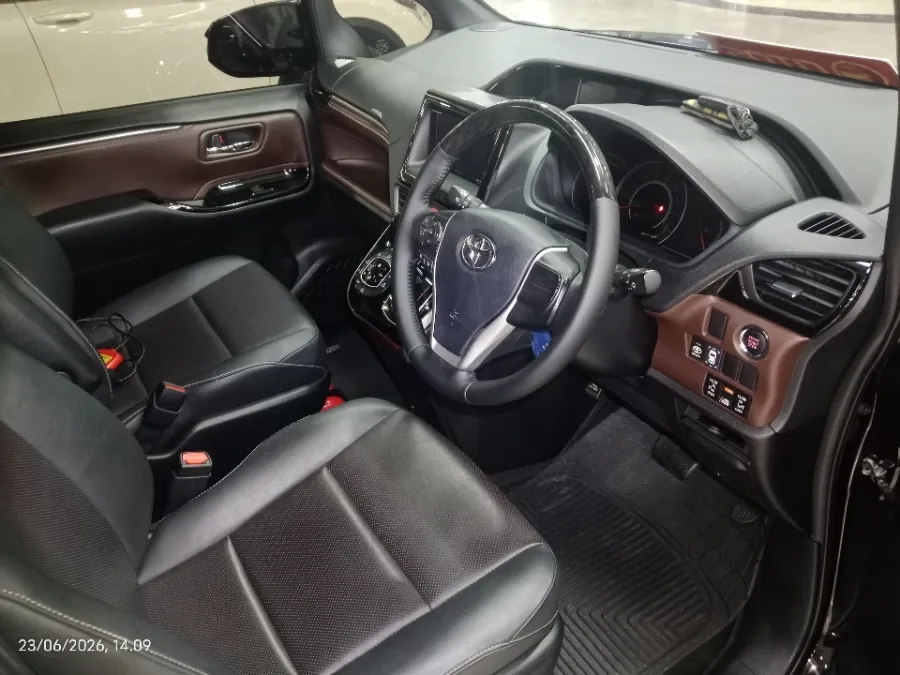 Foto Mobil Bekas Kabin Depan Toyota Voxy 2.0 tahun 2021