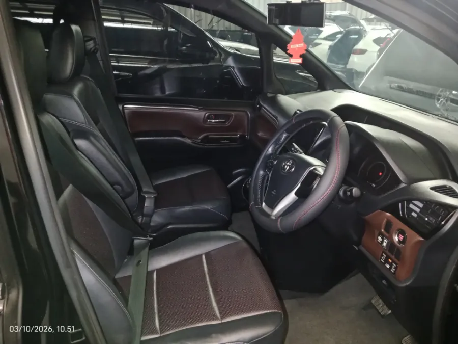 Foto Mobil Bekas Kabin Depan Toyota Voxy 2.0 tahun 2021