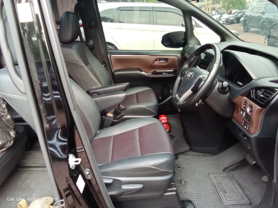 Foto Mobil Bekas Kabin Depan Toyota Voxy 2.0 tahun 2021