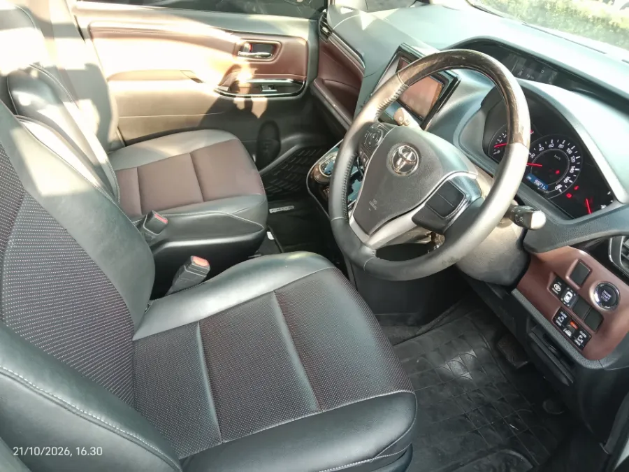 Foto Mobil Bekas Kabin Depan Toyota Voxy 2.0 tahun 2021