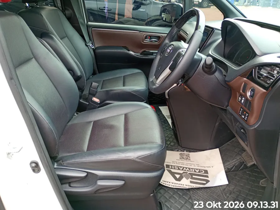 Foto Mobil Bekas Kabin Depan Toyota Voxy 2.0 tahun 2021