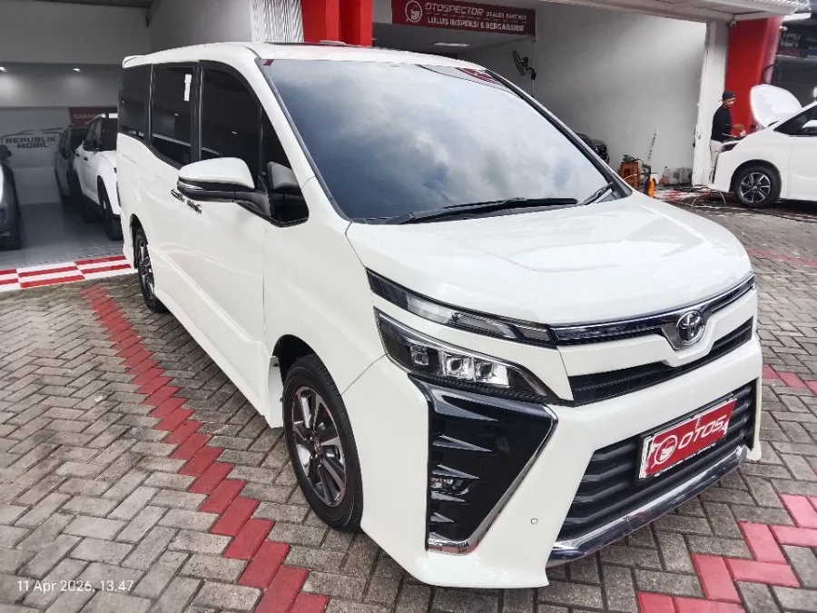 Foto Mobil Bekas Kanan Depan Toyota Voxy 2.0 tahun 2021