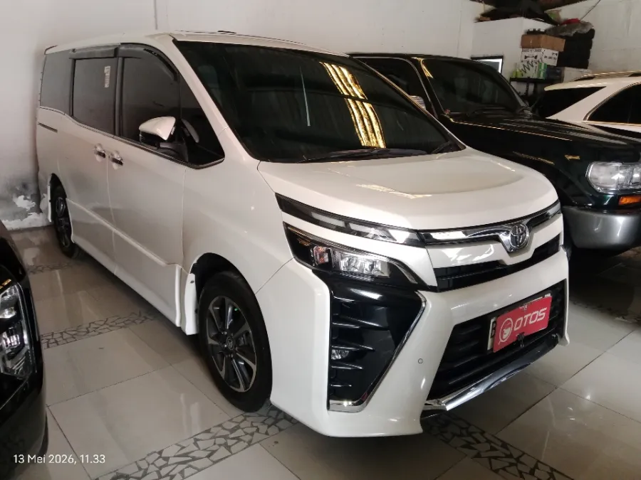 Foto Mobil Bekas Kanan Depan Toyota Voxy 2.0 tahun 2021