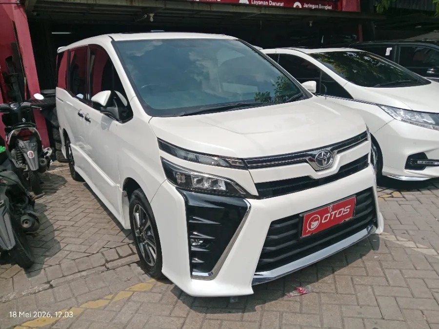Foto Mobil Bekas Kanan Depan Toyota Voxy 2.0 tahun 2021