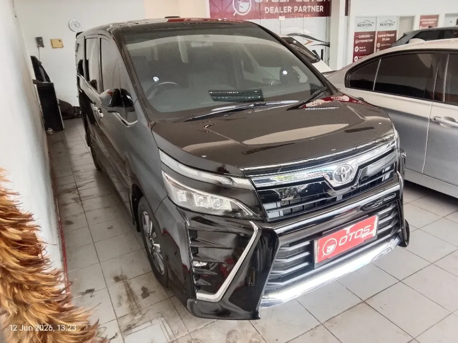 Foto Mobil Bekas Kanan Depan Toyota Voxy 2.0 tahun 2021