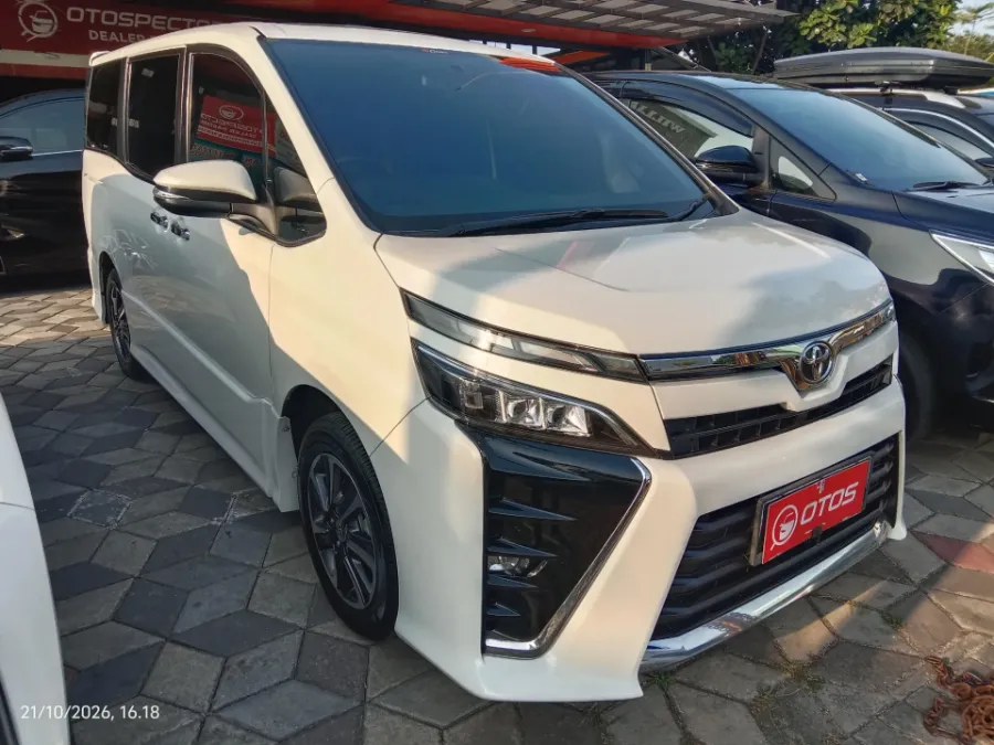 Foto Mobil Bekas Kanan Depan Toyota Voxy 2.0 tahun 2021