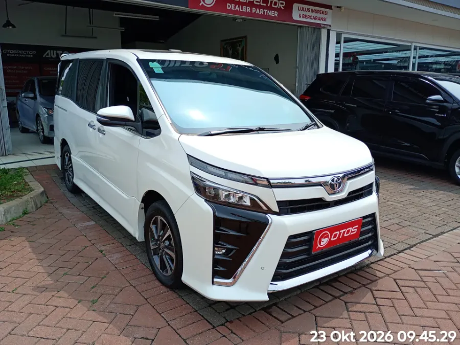 Foto Mobil Bekas Kanan Depan Toyota Voxy 2.0 tahun 2021