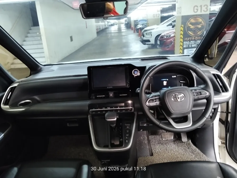 Foto Mobil Bekas Dashboard Toyota Voxy 2.0 tahun 2022