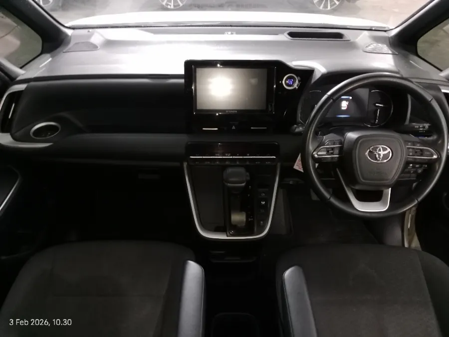 Foto Mobil Bekas Dashboard Toyota Voxy 2.0 tahun 2022