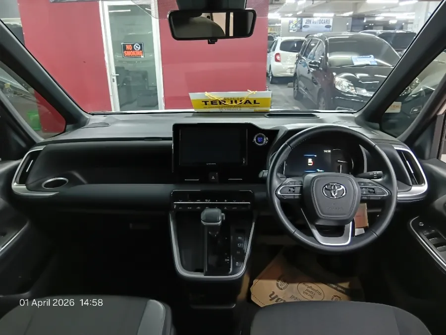 Foto Mobil Bekas Dashboard Toyota Voxy 2.0 tahun 2022