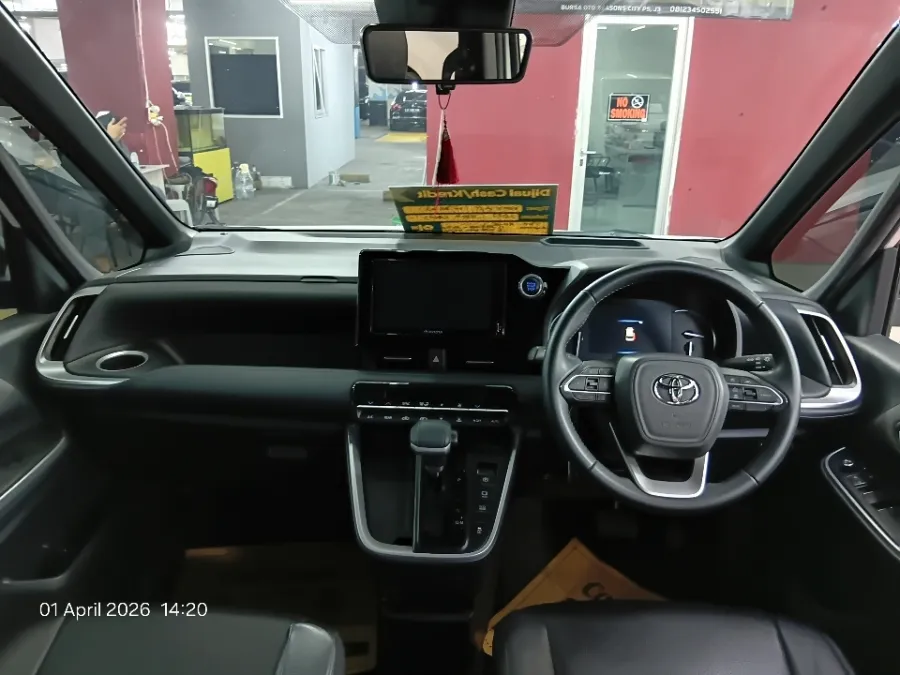 Foto Mobil Bekas Dashboard Toyota Voxy 2.0 tahun 2022