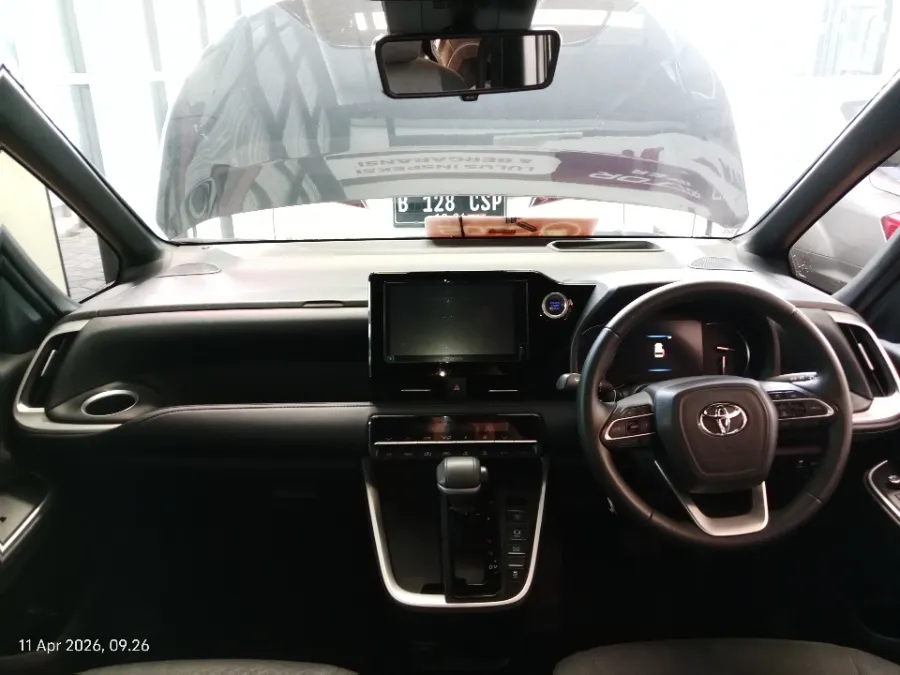 Foto Mobil Bekas Dashboard Toyota Voxy 2.0 tahun 2022