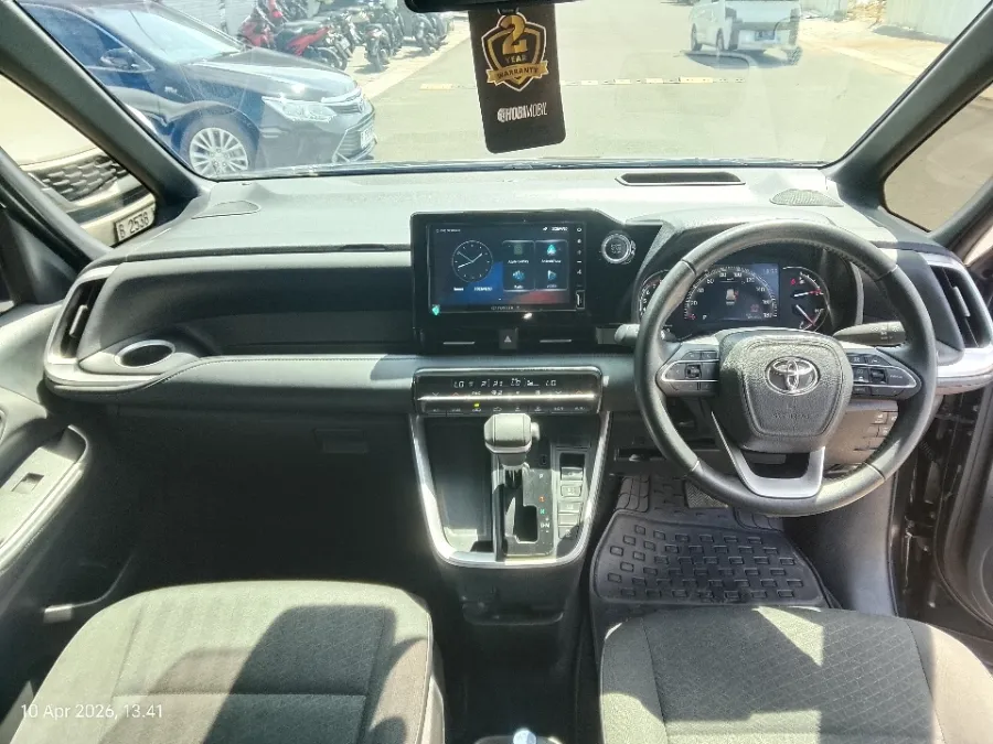 Foto Mobil Bekas Dashboard Toyota Voxy 2.0 tahun 2022
