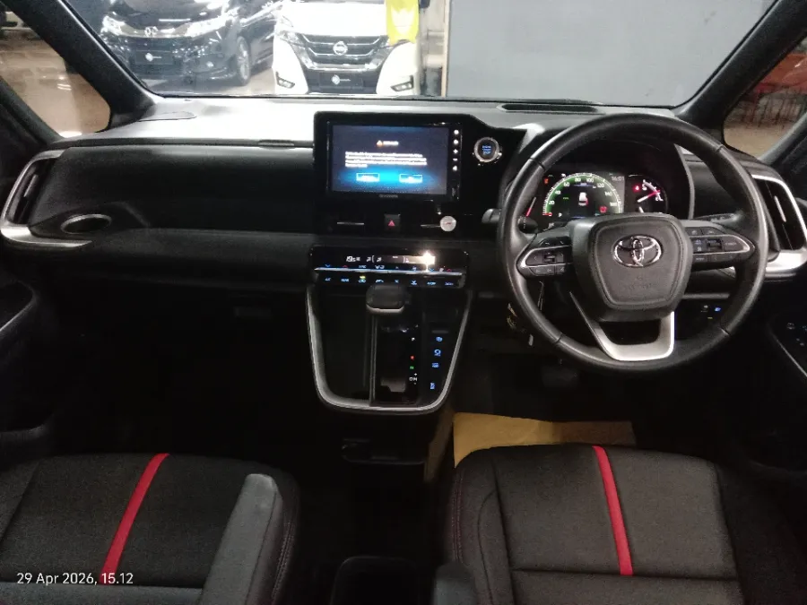Foto Mobil Bekas Dashboard Toyota Voxy 2.0 tahun 2022