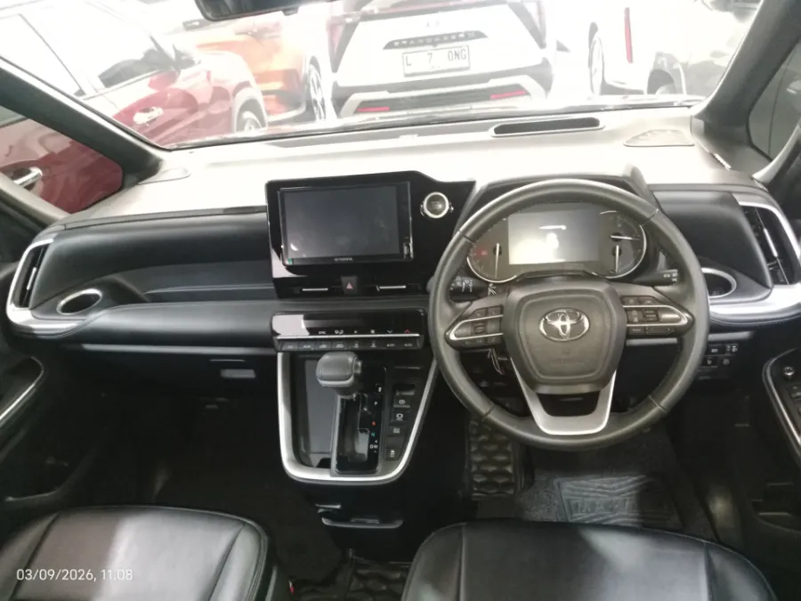 Foto Mobil Bekas Dashboard Toyota Voxy 2.0 tahun 2022