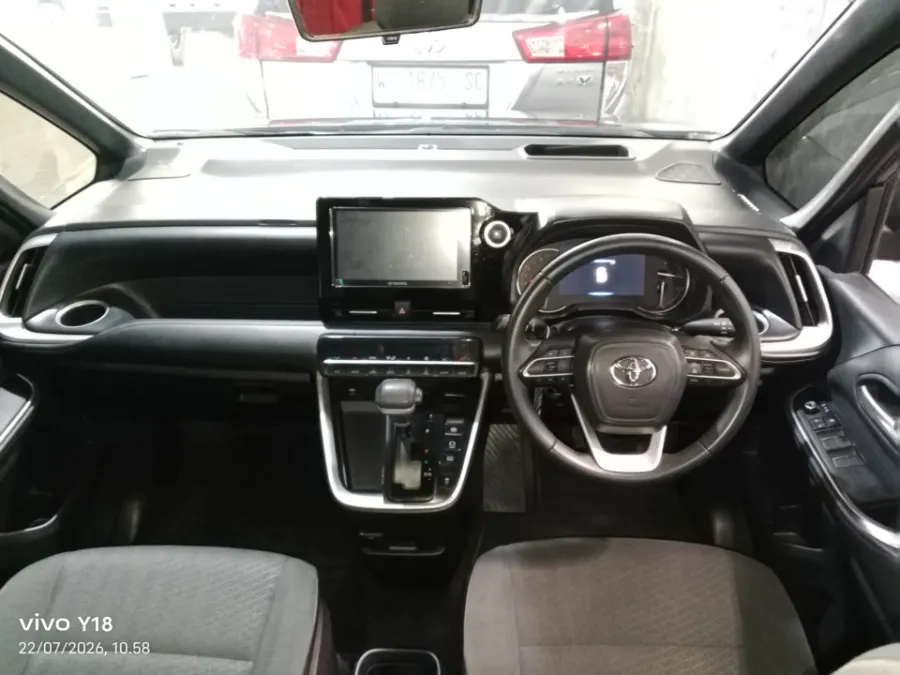 Foto Mobil Bekas Dashboard Toyota Voxy 2.0 tahun 2022